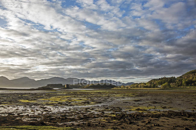 Nubes sobre el paisaje pantanoso, Buchaille Etive Mor, Argyll, Escocia - foto de stock