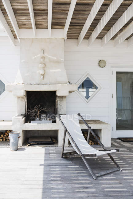Liegestuhl und Kamin auf der luxuriösen Terrasse — Stockfoto