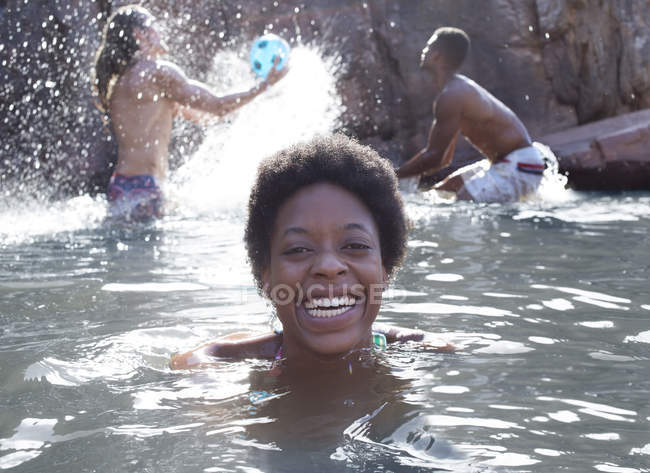 Mujer africana sonriendo en el río durante el día - foto de stock
