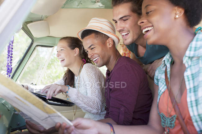 Smiling friends in van during daytime — Stock Photo