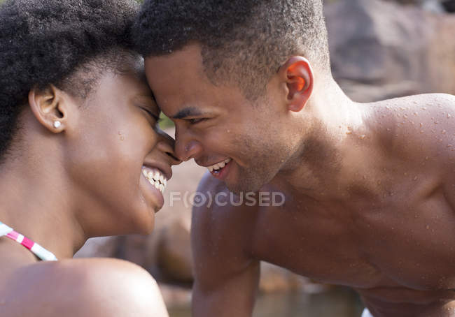 Couple souriant à l'extérieur pendant la journée — Photo de stock