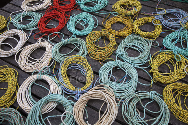 Bobine di corda da pesca sul molo — Foto stock