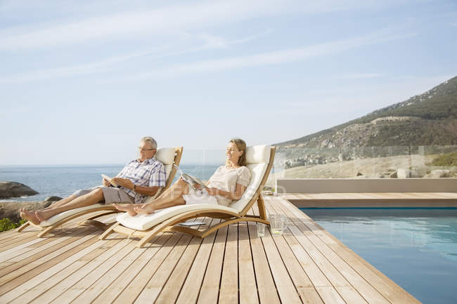 Coppia più anziana relax in piscina — Foto stock