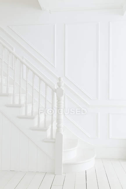 Barandilla y escalera en vestíbulo blanco - foto de stock