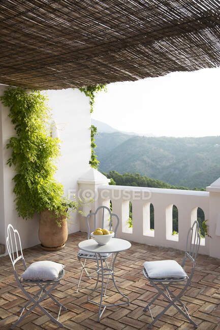 Mesa e cadeiras na varanda com vista para a montanha — Fotografia de Stock
