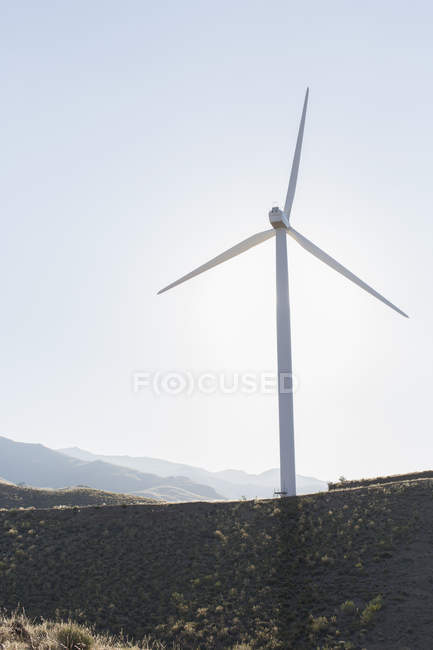 Спінінг вітрових турбін у сільському ландшафті — стокове фото