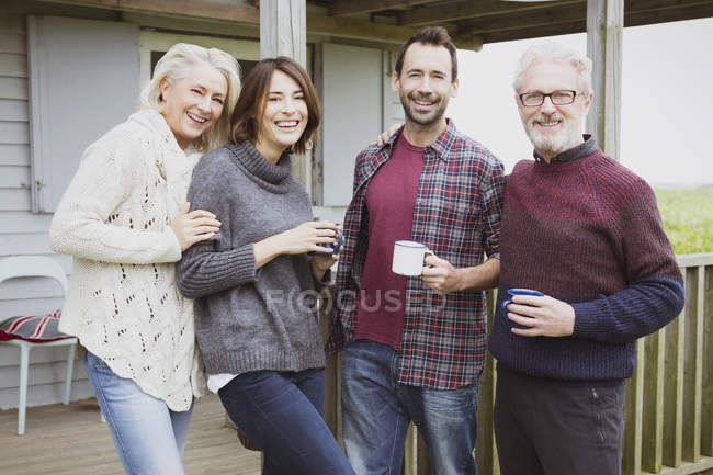 Retrato sorrindo casais bebendo café na varanda — Fotografia de Stock