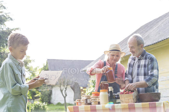 Nonni e nipoti che si preparano a vendere miele — Foto stock