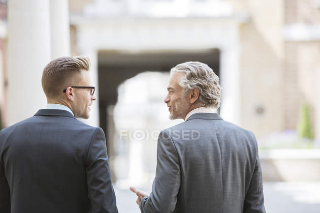 Businessmen talking on city street — Stock Photo
