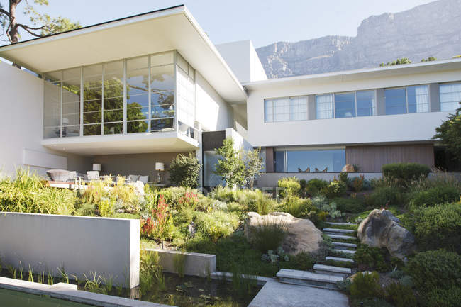 Gartengestaltung im Vorgarten eines modernen Hauses — Stockfoto