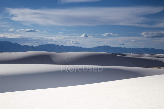 Dunes de sable blanc et montagnes tranquilles, White Sands, Nouveau-Mexique, États-Unis — Photo de stock