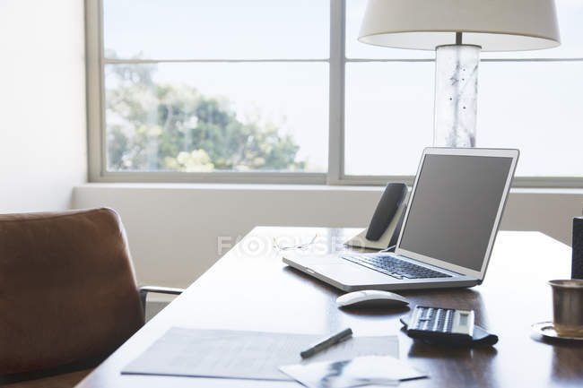 Laptop na mesa no escritório dentro de casa — Fotografia de Stock