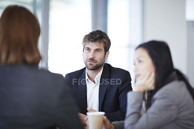 Gente de negocios adultos de éxito hablando en reunión - foto de stock