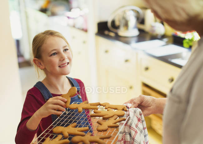 Grandmother and granddaughter baking gingerbread cookies — Stock Photo