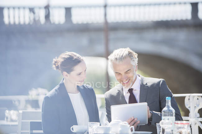 Geschäftsleute unterhalten sich im Straßencafé — Stockfoto