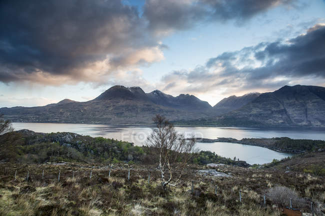 Scenic view clouds over calm mountains and lake, Russel Burn, Applecross, Scotland — Stock Photo