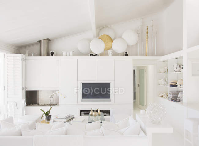 Blanco, sala de estar moderna en interiores - foto de stock