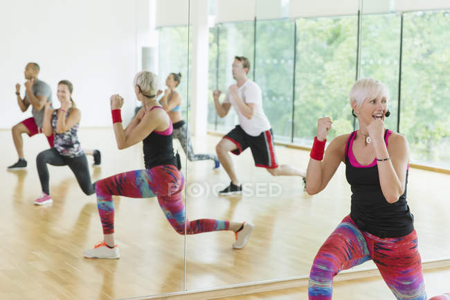 Fitness instructor leading aerobics class — Stock Photo