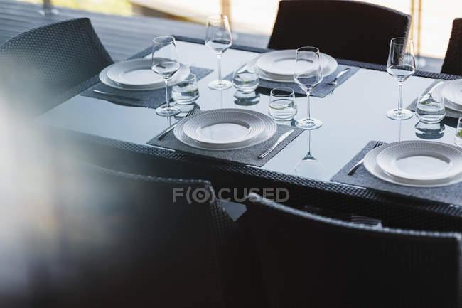 Gedeckter Tisch im modernen Esszimmer — Stockfoto