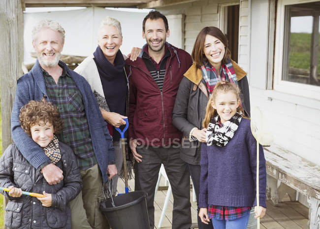 Портрет усміхненої багатоповерхової родини на ганку — стокове фото