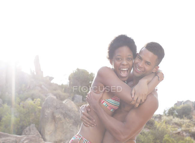 Ritratto di coppia entusiasta che abbraccia — Foto stock