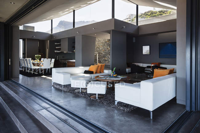 Sofa und Esstisch im modernen Wohnzimmer — Stockfoto