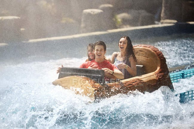 Amigos molhados rindo no passeio de parque de diversões de log de água — Fotografia de Stock