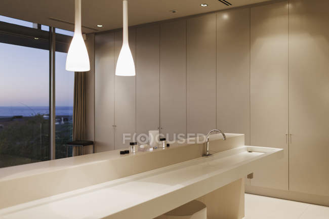 Fregadero y luces colgantes en baño moderno - foto de stock