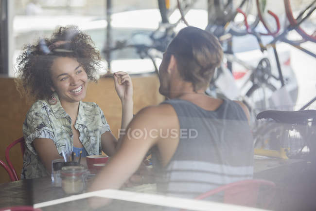 Couple talking at cafe table — Stock Photo