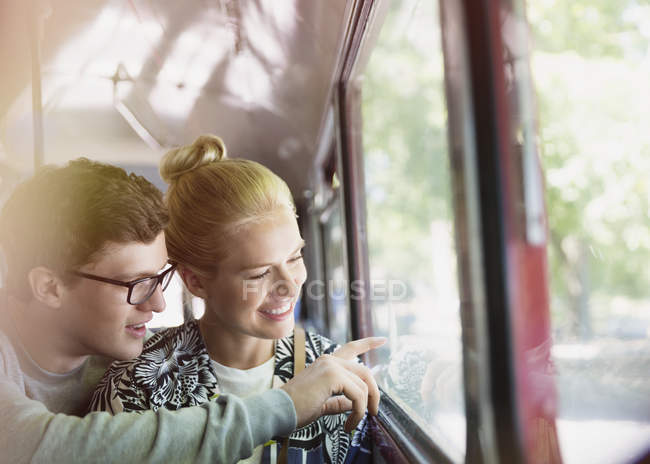 Dibujo de pareja en la ventana del autobús - foto de stock