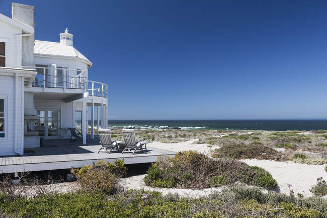 Façade de maison de plage surplombant l'océan — Photo de stock