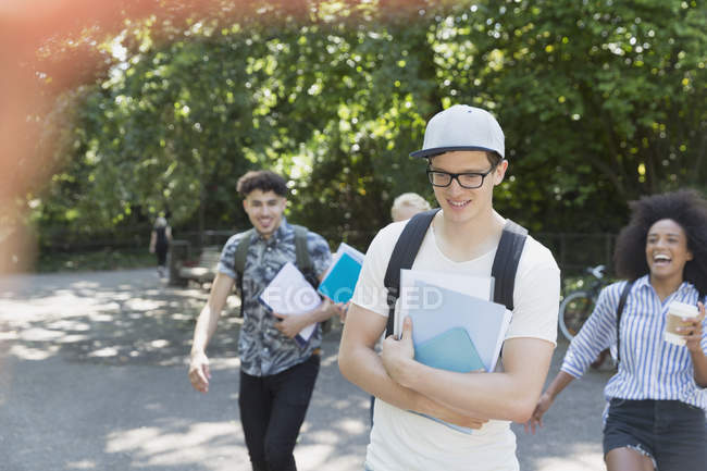 Estudiantes universitarios caminando en Park - foto de stock