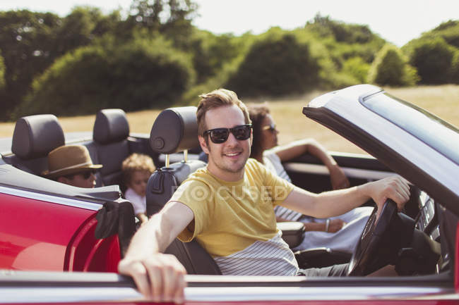 Ritratto uomo sorridente in cabriolet con la famiglia — Foto stock