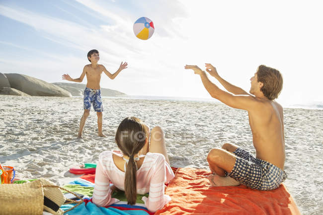 Семья играет вместе на пляже — стоковое фото