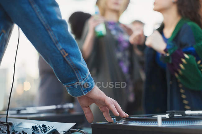 DJ filatura record alla festa — Foto stock