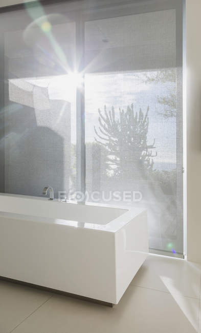Vista panorámica del sol que brilla a través de la ventana del baño - foto de stock