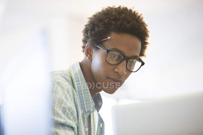 Homme d'affaires travaillant à l'ordinateur portable dans un bureau moderne — Photo de stock