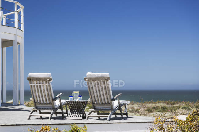 Cadeiras de lounge no pátio com vista para o mar — Fotografia de Stock