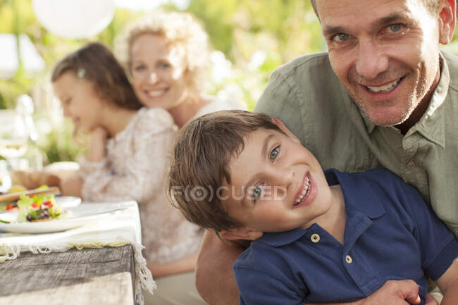 Retrato de padre e hijo sonrientes - foto de stock