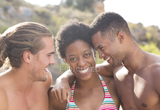 Retrato de amigos sonrientes durante el día - foto de stock