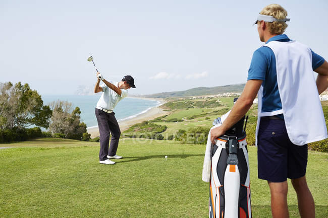 Hommes caucasiens jouant au golf sur le terrain — Photo de stock