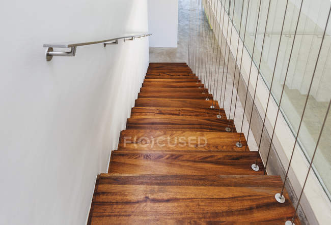 Erhöhte Ansicht der Holztreppe des modernen Hauses — Stockfoto