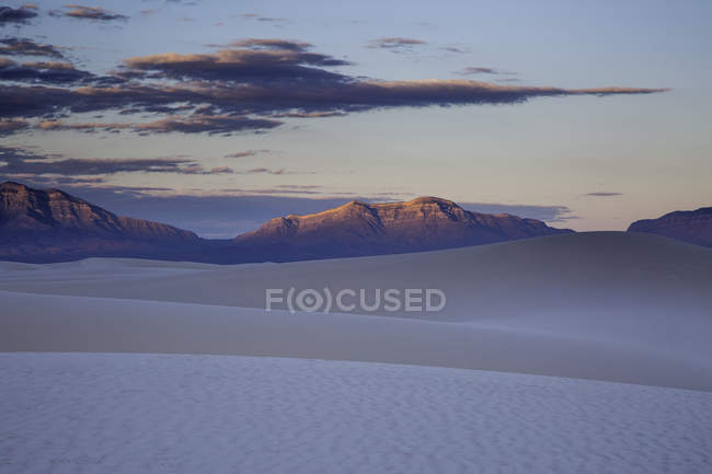 Tranquilo duna de areia branca e montanhas ao pôr do sol, White Sands, Novo México, Estados Unidos — Fotografia de Stock