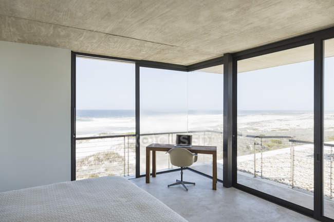 Desk in modern bedroom overlooking ocean — Stock Photo