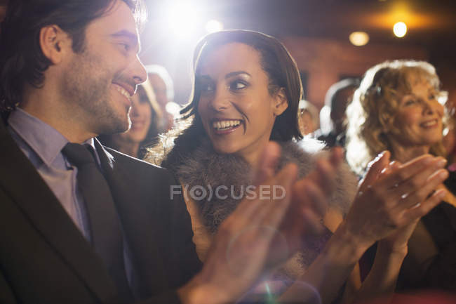 Close up de casal batendo palmas no teatro — Fotografia de Stock