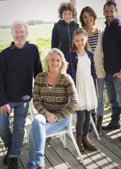 Портрет усміхненої багатоповерхової родини на ганку — стокове фото