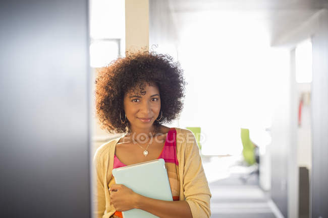 Retrato de mulher de negócios sorridente no corredor — Fotografia de Stock