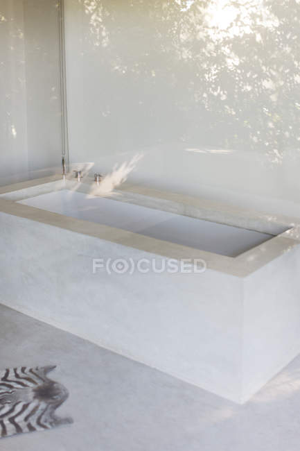 Banheira em banheiro moderno dentro de casa de banho — Fotografia de Stock