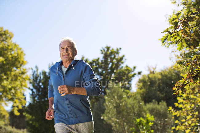 Uomo anziano che corre nel parco — Foto stock