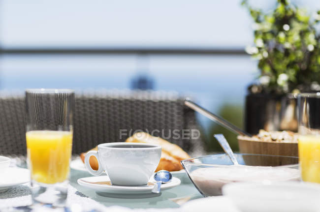 Set table on modern patio during daytime — Stock Photo